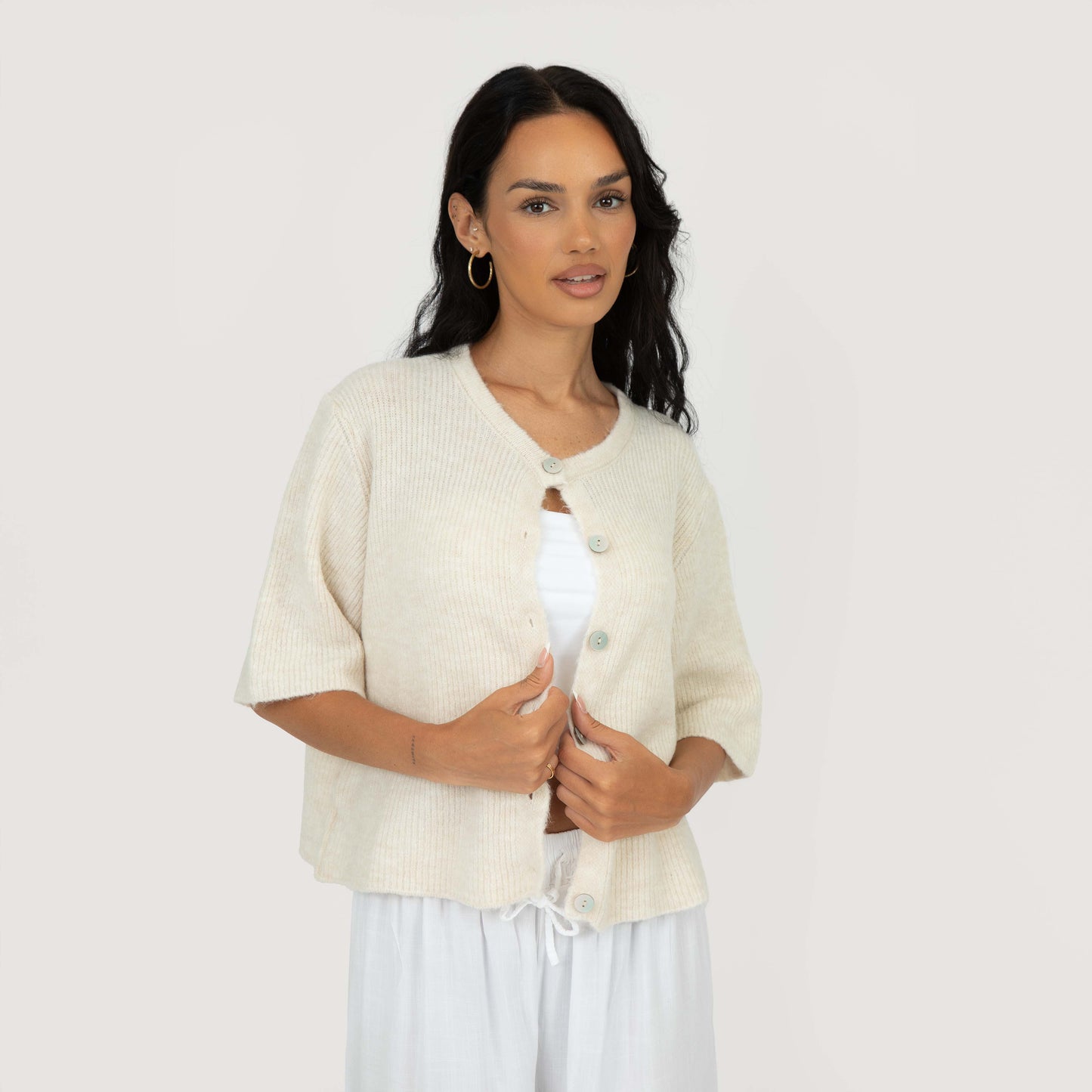 Ima™ – Somrig Kortärmad Stickad Kofta med Eleganta Knappar