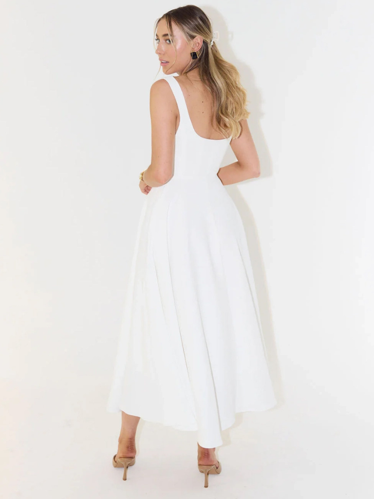 Grace™ | Minimalistisk midiklänning med fyrkantig urringning – Tidlös, elegant och feminin