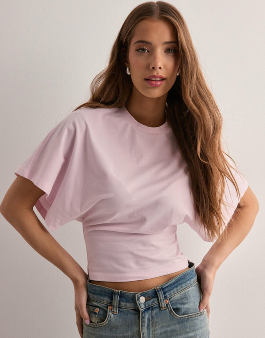 Ebba™ | Ikonisk T-shirt med Vida Ärmar