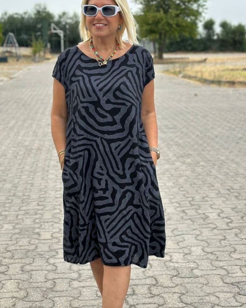 WILMA™ – Sommarklänning med Lekfullt Mönster & Bekväm Passform