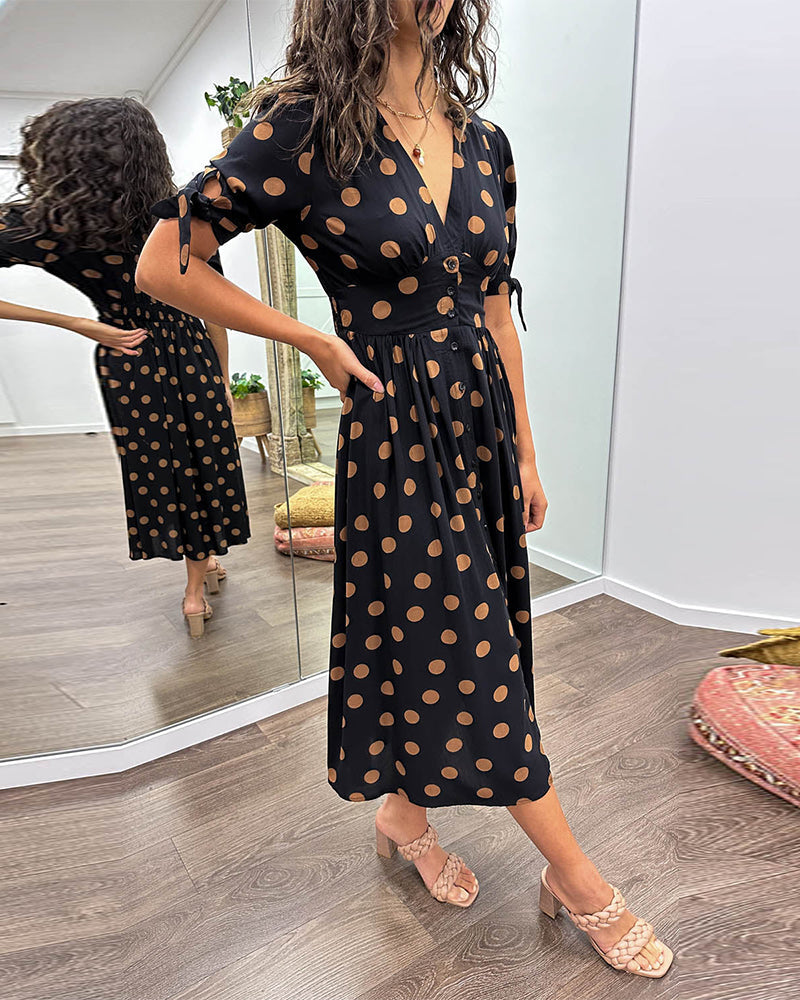 Karin™ | Lekfull Prickig Klänning för en Elegant Look