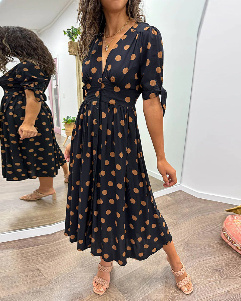Karin™ | Lekfull Prickig Klänning för en Elegant Look