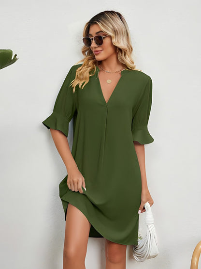 Emmy™ – Luftig sommarklänning med V-ringning och eleganta veckade ärmar